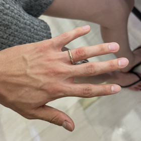 【ヴァンドーム青山(VENDOME AOYAMA)の口コミ】 繊細で上品なデザインが印象的な指輪です。光の角度によって輝き方が変わ…