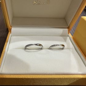 【ケイウノ ブライダル(K.UNO BRIDAL)の口コミ】 シンプルだがとても可愛らしいデザイン。
男性でも指にフィットする感じが…