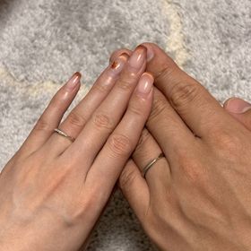 【ケイウノ ブライダル(K.UNO BRIDAL)の口コミ】 シンプルなデザインでありつつも女性リングは片面にメレダイヤモンドが埋…