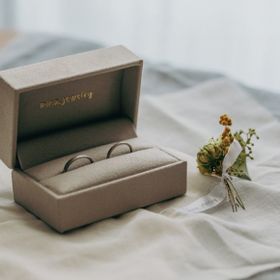 【mina.jewelry(ミナジュエリー)の口コミ】 新郎・新婦それぞれの好みに自分好みにデザインを決めていますが、多面で4…