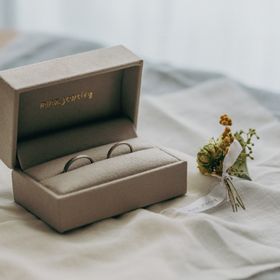 【mina.jewelry(ミナジュエリー)】の口コミ 新郎・新婦それぞれの好みに自分好みにデザインを決めていますが、多面で4...