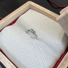 【TOMOE(トモエ)の口コミ】 指輪のデザインは、和のデザインで、桜のようなデザインになっています。…