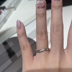 【アイプリモ(I-PRIMO)の口コミ】 メレダイヤが３つ付いていて、ウェーブラインが綺麗に見える。
指輪の中央…