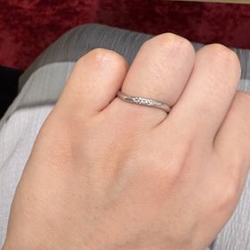 【アンジェリックフォセッテ(Angelique Fossette)の口コミ】 柔らかな雰囲気のデザインで、ダイヤモンドが３石ついているため、シンプ…