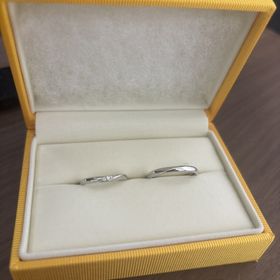 【ケイウノ ブライダル(K.UNO BRIDAL)の口コミ】 指輪の内側のデザインをデザイナーの方がデザインしてくださいました。2人…