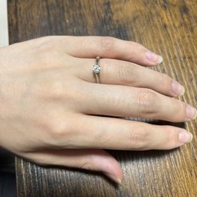 【銀座ダイヤモンドシライシの口コミ】 
　普段使いもしやすいように、ストレートのタイプを選択しました。シンプ…