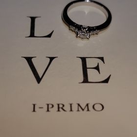【アイプリモ(I-PRIMO)の口コミ】 真ん中のダイヤの左右にメレダイヤが2つずつ付いたデザインで特別感があり…