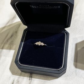 【銀座ダイヤモンドシライシの口コミ】 素材はプラチナ950です。デザインは真ん中に大きなダイヤと周りに小さいダ…