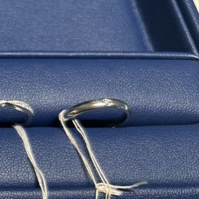 【銀座ダイヤモンドシライシの口コミ】 シンプル王道な甲丸のストレートで真ん中に一石ダイヤモンドのため、いつ…