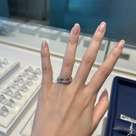 【銀座ダイヤモンドシライシの口コミ】 埋め込みダイヤモンドではなく、真ん中に一石挟み込まれる形のデザインを…