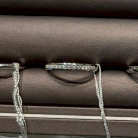 【アイプリモ(I-PRIMO)の口コミ】 ハーフエタニティで探しており、レール留めのため手触り付け心地の良い点…