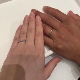 【Disney The Little Mermaid（ディズニー リトル・マーメイド）の口コミ】 リトル・マーメイドをモチーフにした結婚指輪で、シンプルながらも斜めの…