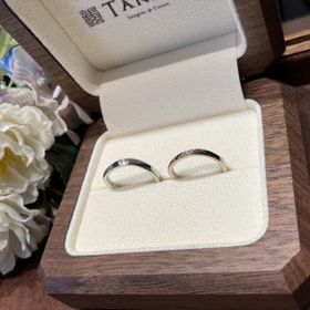 【TANZO.(鍛造指輪)の口コミ】 2人とも手に馴染みやすいS字ウェーブとメリハリの出る面取り加工に加え、…