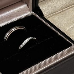 【アイプリモ(I-PRIMO)の口コミ】 単体でも華やかで、重ね付けをしても婚約指輪と喧嘩せず調和しやすいデザ…