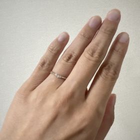 【JEWELRY STUDIO Advance(ジュエリースタジオアドバンス)の口コミ】 ダイヤ3石のシンプルなデザインですが特別感もあります。緩やかな曲線がと…