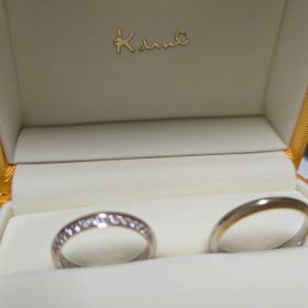 【ケイウノ ブライダル(K.UNO BRIDAL)の口コミ】 側面にデザインがあるため、付け方で印象が変わること。女性のものはメレ…