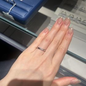 【銀座ダイヤモンドシライシの口コミ】 デザインは全体的に似ているものが多く、個性的な指輪を探していた私たち…