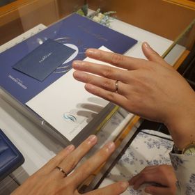 【銀座ダイヤモンドシライシの口コミ】 2色のコンビで緩いウェーブがかかったデザインです。ピンクゴールドとプラ…