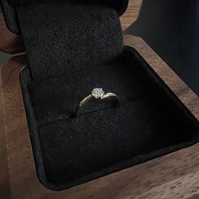 【TANZO.(鍛造指輪)の口コミ】 ピンクゴールドの塗装とそれとマッチした大ぶりのダイヤが素敵でした。
鍛…