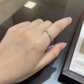 【LUCIE(ルシエ)の口コミ】 全体にダイヤが配置されていてどこから見ても綺麗です。
直線的なデザイン…