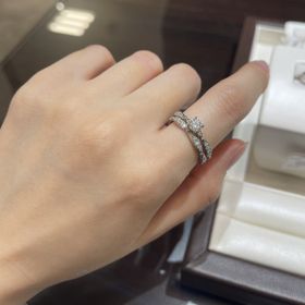 【LUCIE(ルシエ)の口コミ】 波のような特徴的なデザインと、全体にダイヤが配置された華やかさに惹か…