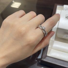 【LUCIE(ルシエ)】の口コミ 波のような特徴的なデザインと、全体にダイヤが配置された華やかさに惹かれ...