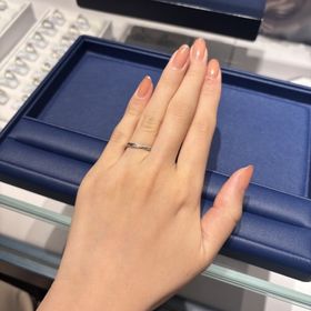【銀座ダイヤモンドシライシの口コミ】 この指輪、本当に素敵です。ウェーブのラインが指をすらりと美しく見せて…