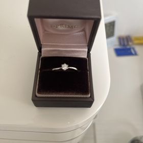 【アイプリモ(I-PRIMO)の口コミ】 普段使いしやすい婚約指輪でとても付け心地が良いです。
また、結婚指輪と…