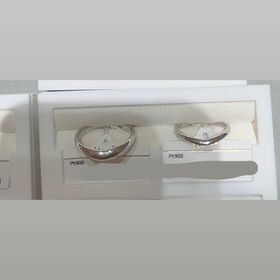 【ケイウノ ブライダル(K.UNO BRIDAL)の口コミ】 デザイン性を求めてぽってりした形のものを試着させてもらいました。かわ…