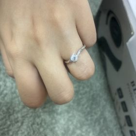 【アイプリモ(I-PRIMO)の口コミ】 フラネリー-S (プラチナのリングに小さいダイヤモンドが左右にある為高級…