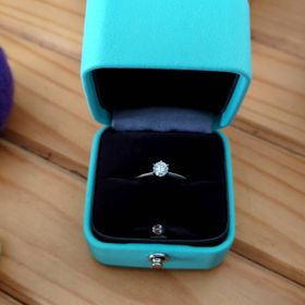 【ティファニー(Tiffany & Co.)】の口コミ 店員の方にも説明された通り、「The 婚約指輪」という感じのアイコニッ...