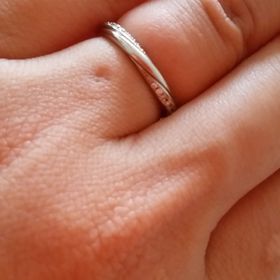 【銀座ダイヤモンドシライシの口コミ】 いろいろつけましたが、主人が気に入ったデザインがあったので。
曲線が女…