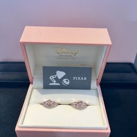 【ケイウノ ブライダル(K.UNO BRIDAL)の口コミ】 2人の好きなディズニーピクサー作品のトイストーリーをモチーフに指輪を作…