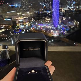 【銀座ダイヤモンドシライシの口コミ】 王道シンプルで飽きのこないデザインの指輪です。結婚指輪が太めのデザイ…