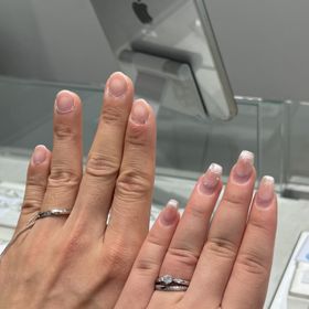 【アイプリモ(I-PRIMO)の口コミ】 左側は男性用で、シンプルな甲丸デザインのプラチナ製。光沢がありながら…