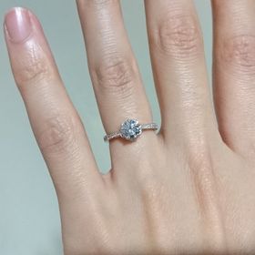 【宝寿堂(ほうじゅどう)の口コミ】 中心ダイヤの周りが花びらのような形をしていて、一輪のお花のような指輪…