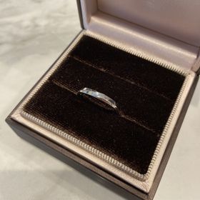 【アイプリモ(I-PRIMO)の口コミ】 シンプルで飽きのこないデザインです。
シーンを問わずつけられるので気に…