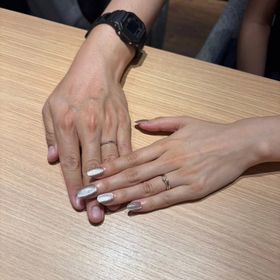 【LORENOVEL(ロアノベル)】の口コミ シンプルで指輪は細めです。
真ん中にアクセントがあり、女性はダイヤが入...