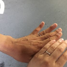 【銀座ダイヤモンドシライシの口コミ】 どれがいいのか分からず散々悩みました。指輪をはめて見比べ、店員さんが…