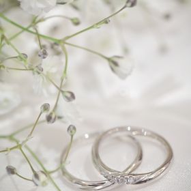 【銀座ダイヤモンドシライシの口コミ】 デザインがウェーブでとても可愛いです。ダイヤモンドも付いていますが、…