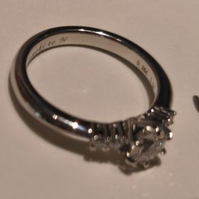 【アイプリモ(I-PRIMO)の口コミ】 王道ストレートなシンメトリーのデザイン
センターダイヤモンドとサイドダ…