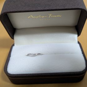 【アンジェリックフォセッテ(Angelique Fossette)】の口コミ 箱付きで頂きました。Vのようなデザインとダイヤが複数付いているデザイン...