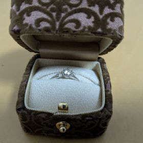 【アンジェリックフォセッテ(Angelique Fossette)の口コミ】 憧れの婚約指輪ということで、好きを詰め込んだデザインです。大粒の真ん…