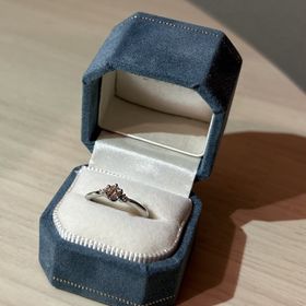 【BIJOUPIKO(ビジュピコ)の口コミ】 メレ付きのシンプルなデザイン。リング部分はプラチナ95%の合金。リングは…