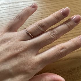 【アイプリモ(I-PRIMO)の口コミ】 ピンクゴールドでダイヤがさりげなくて可愛いです。形も少しウェーブかか…