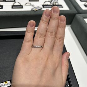 【ラザール ダイヤモンド(LAZARE DIAMOND)の口コミ】 ダイヤモンドが複数、斜めに入っているデザインを探していました。オリジ…