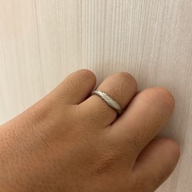 【ケイウノ ブライダル(K.UNO BRIDAL)の口コミ】 木目と刻印によって自然を連想させるイメージに仕上がっている。
ひねりが…