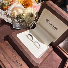 【TANZO.(鍛造指輪)の口コミ】 縦書きで入籍日を刻印した。
お互いの誕生石を埋め込めてとてもよかった。…