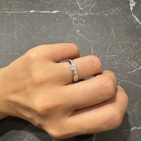 【銀座ダイヤモンドシライシの口コミ】 華奢で上品なデザインがとても可愛いリング。表面だけに並んだダイヤが繊…