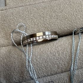 【BRILLIANCE+(ブリリアンスプラス)の口コミ】 指輪は、横半分ずつで片側がダイヤ、もう片側がプレーンになっており、ま…